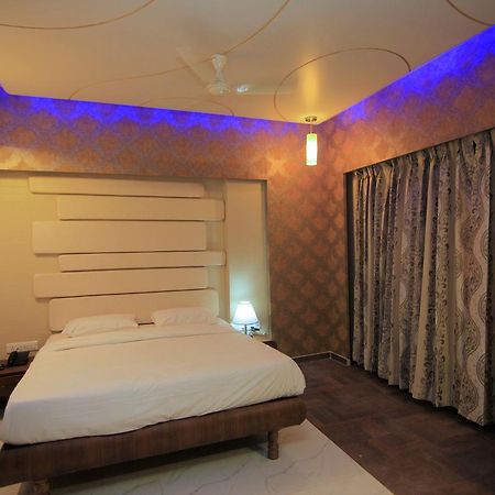 Hotel Sai Dharam Palace Ширди Екстериор снимка