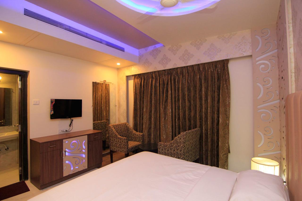 Hotel Sai Dharam Palace Ширди Екстериор снимка