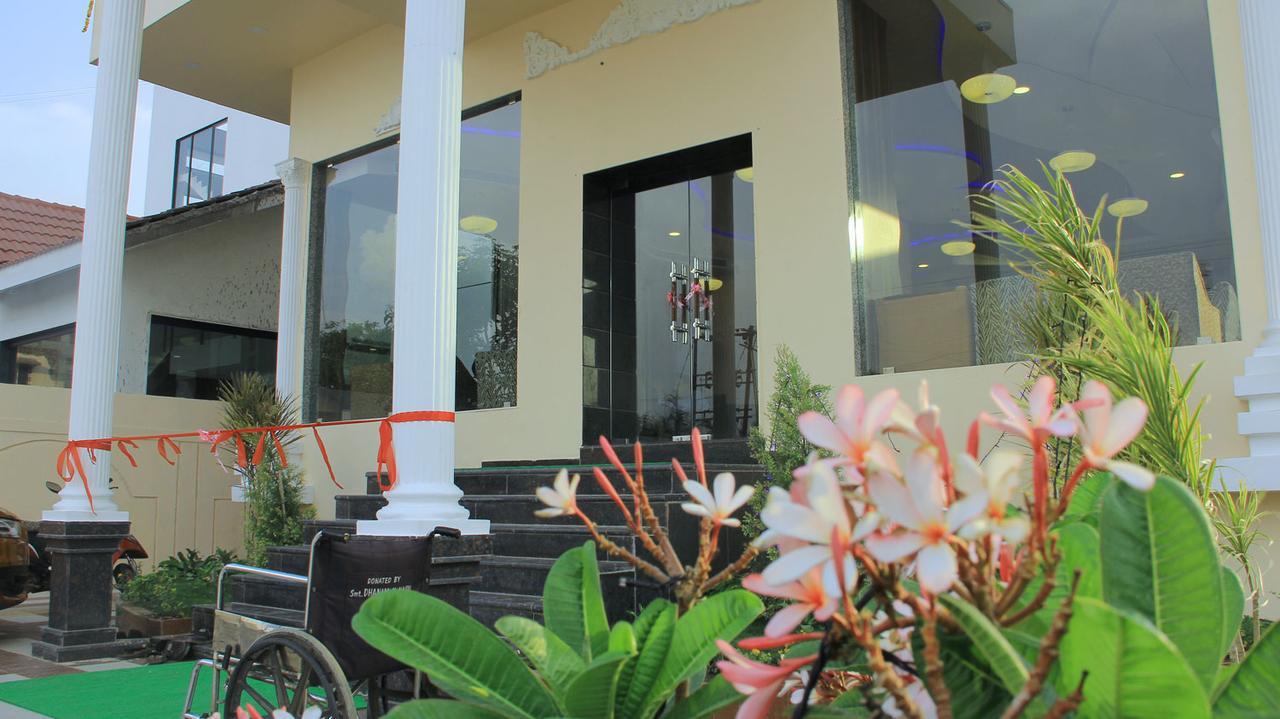 Hotel Sai Dharam Palace Ширди Екстериор снимка