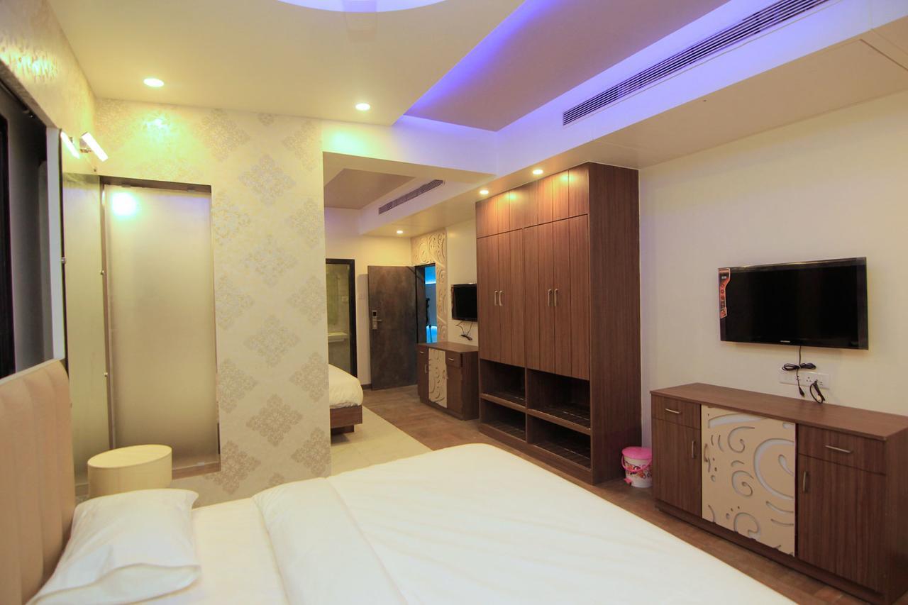 Hotel Sai Dharam Palace Ширди Екстериор снимка