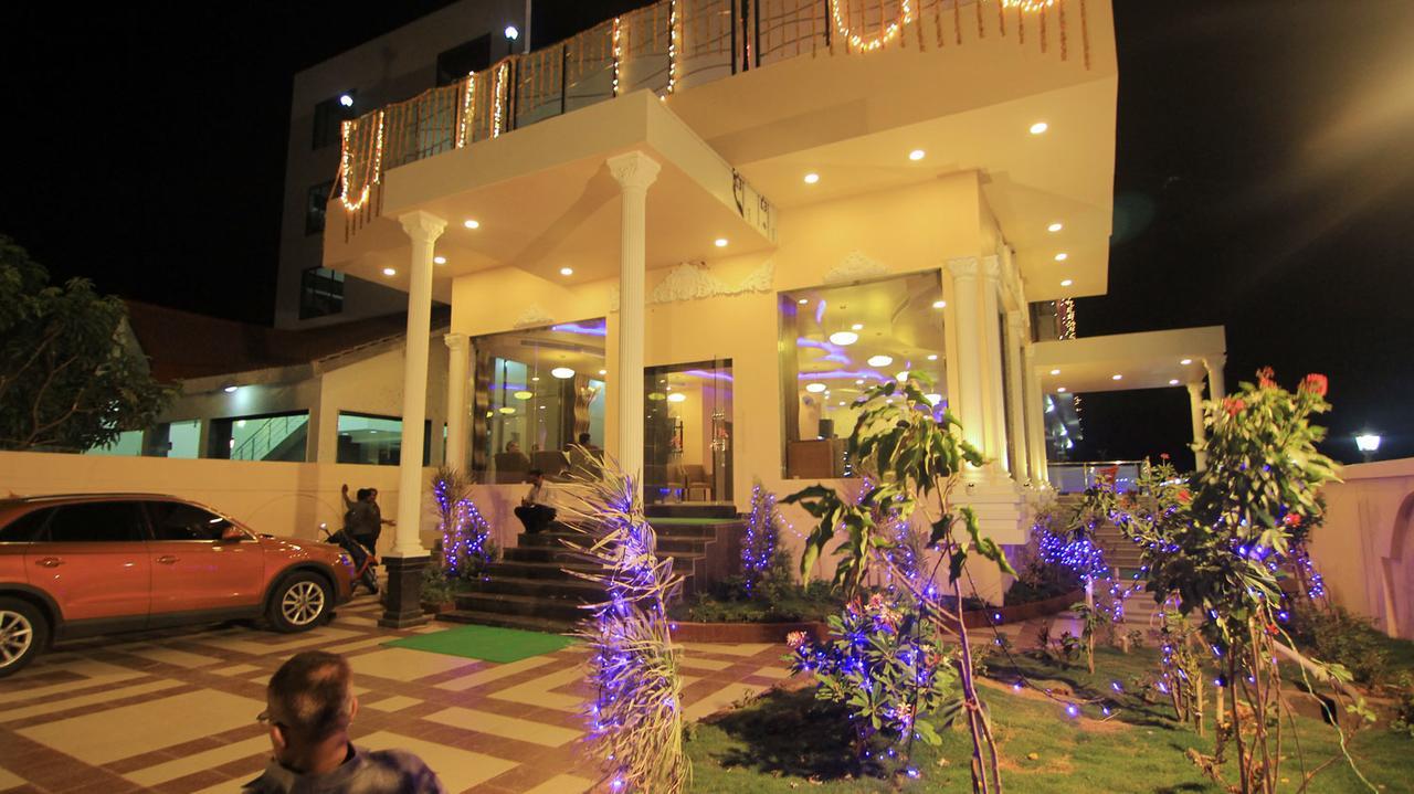 Hotel Sai Dharam Palace Ширди Екстериор снимка