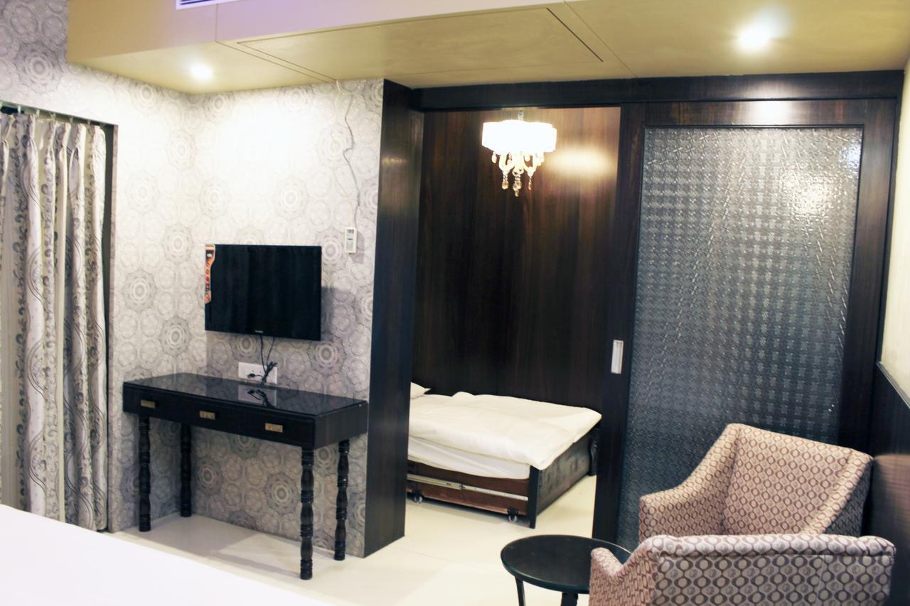 Hotel Sai Dharam Palace Ширди Екстериор снимка