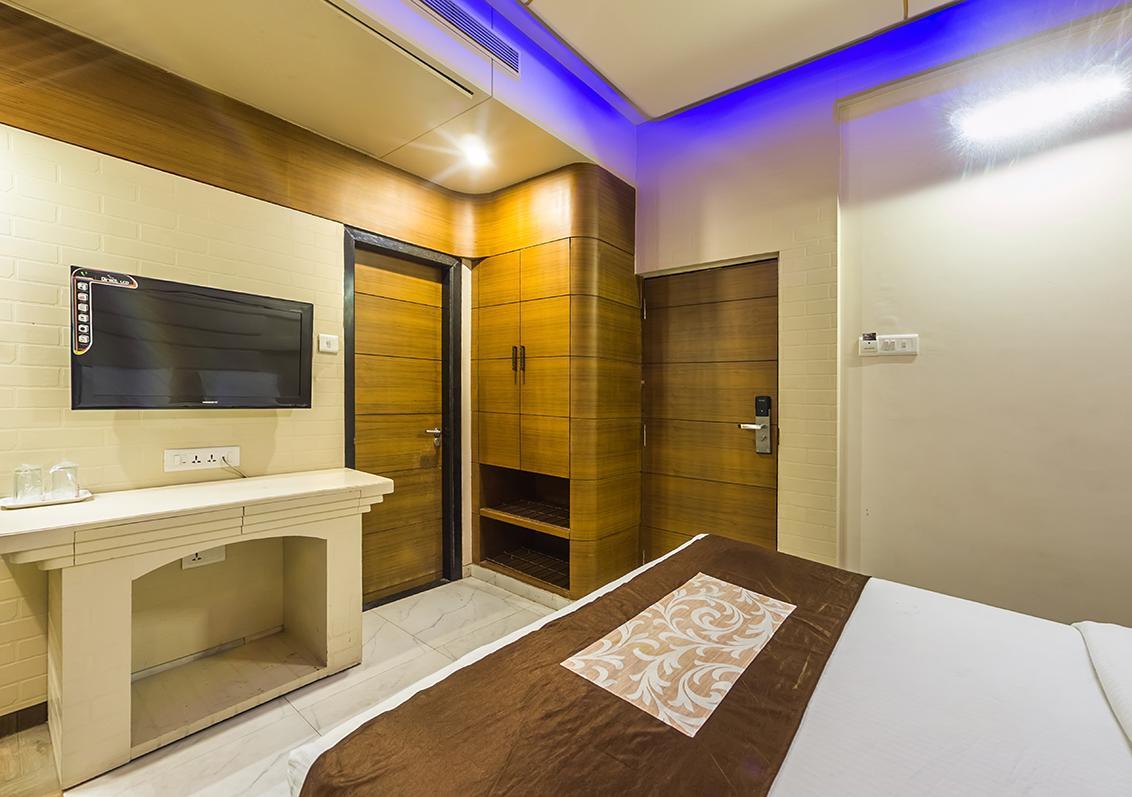 Hotel Sai Dharam Palace Ширди Екстериор снимка